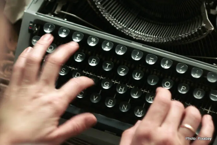 cropped shot of person typing on old fashioned typewriter heeywbhw l thumbnail full01
