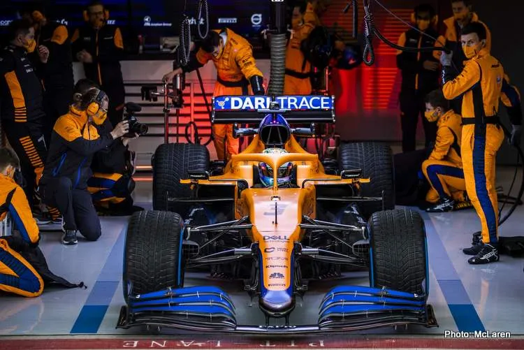 daniel ricciardo mclaren pit garage