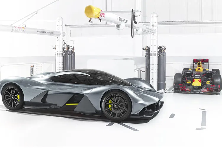 der aston martin valkyrie neben dem rb12