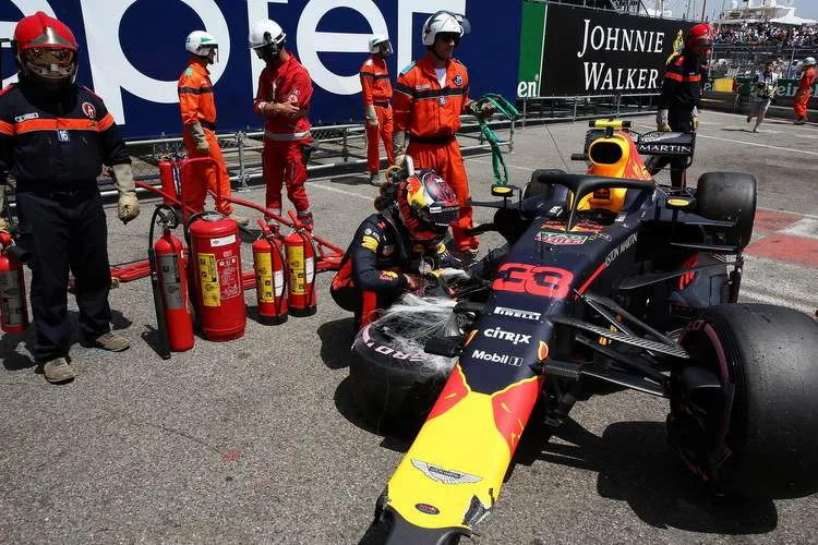 f1 monaco gp 2018 max verstappen red bull racing rb14 looks at his crashed car 001