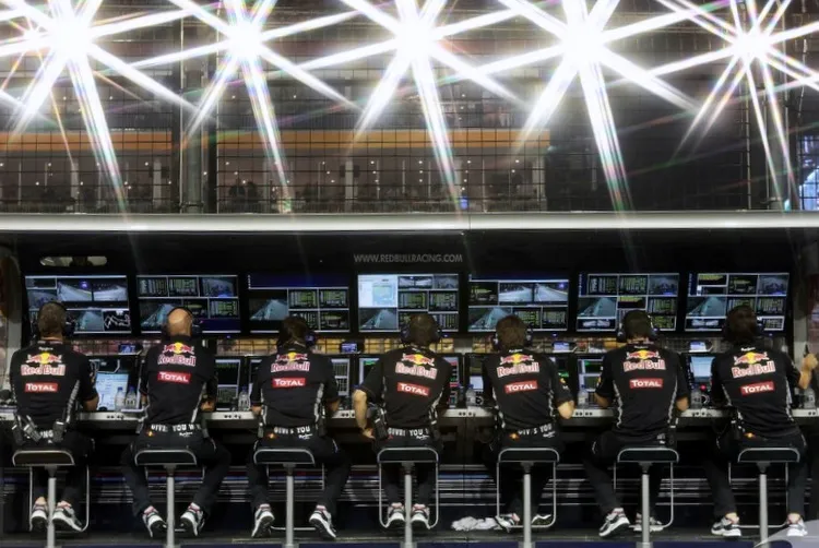 f1 pit gantry