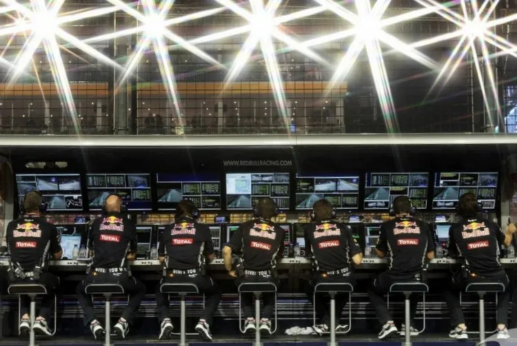 f1 pit gantry