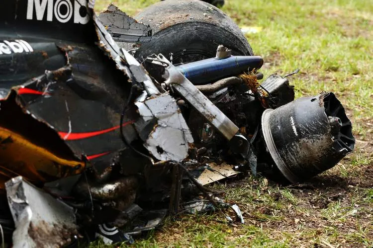 fernandoalonsoaustralianf1grandprix3 alonso crash