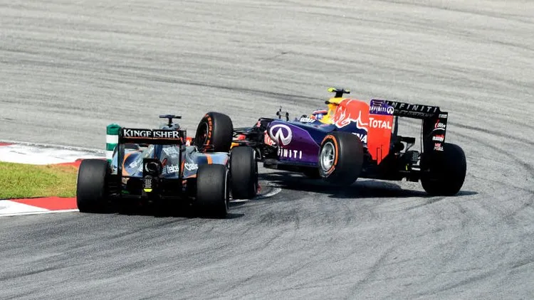 formula 1 grand prix malaysia action nico hulkenberg force india daniil kvyat 3283581