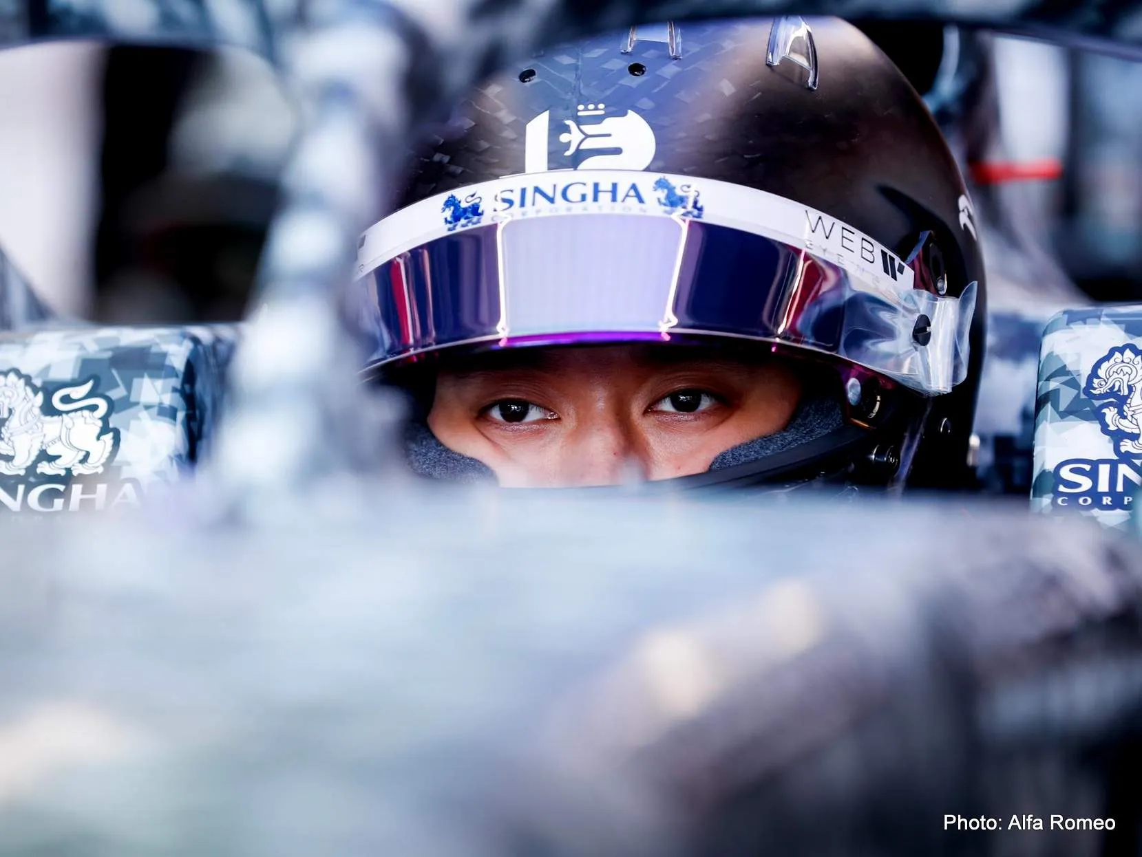 guanyu zhou barcelona f1 test 2022 alfa romeo