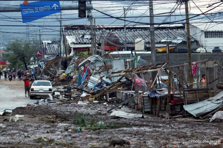 hurricane otis pummels mexicos acapulco cutting off famous beach resort