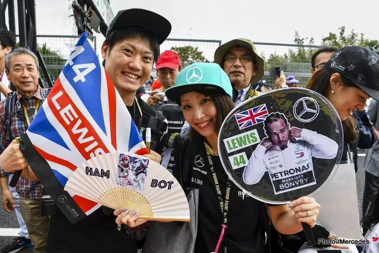 japanese lewis hamilton fans photo 2019 suzuka