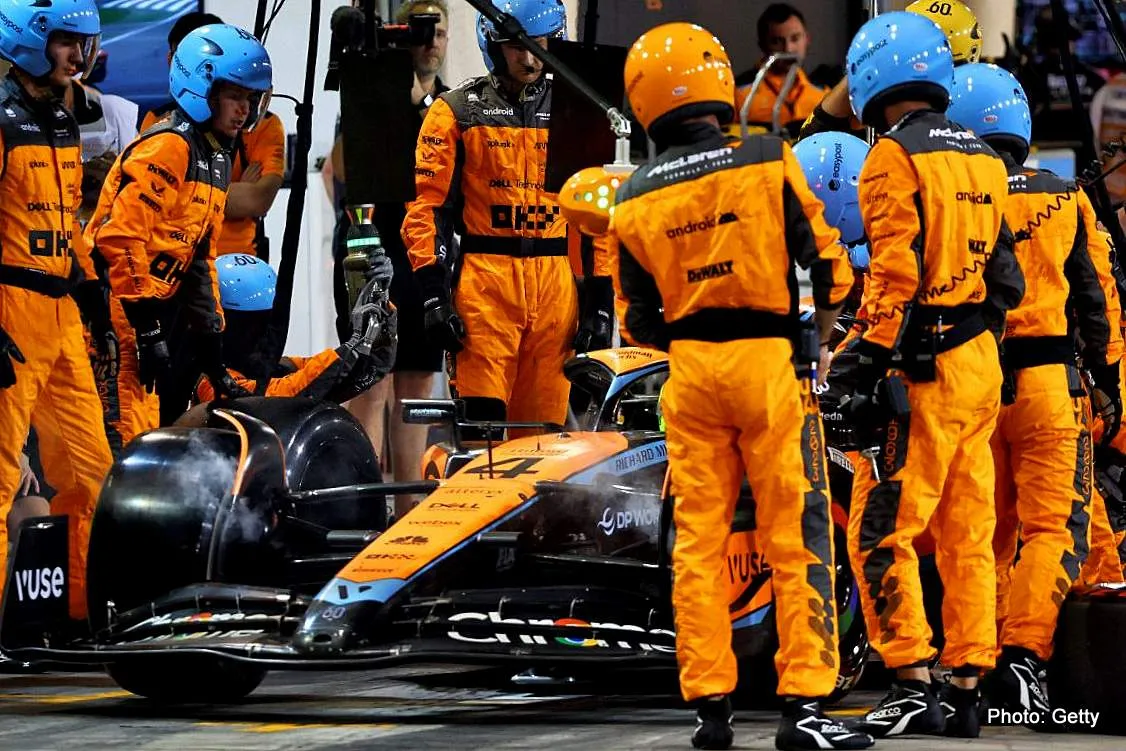 lando norris mclaren pit stop bahrain 2023 f1