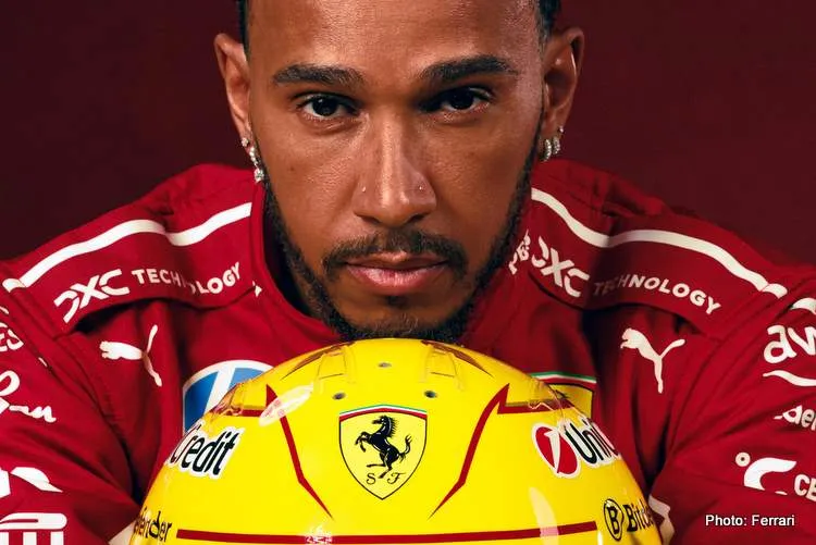 lewis hamilton 2025 red background 05 b0cfecf4 58ee 4c1d 942c 4692b688c763