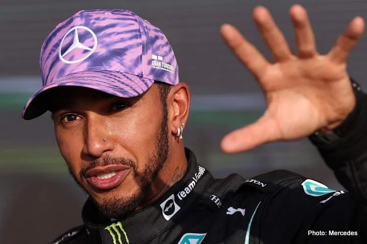 lewis hamilton 214 2400x1350
