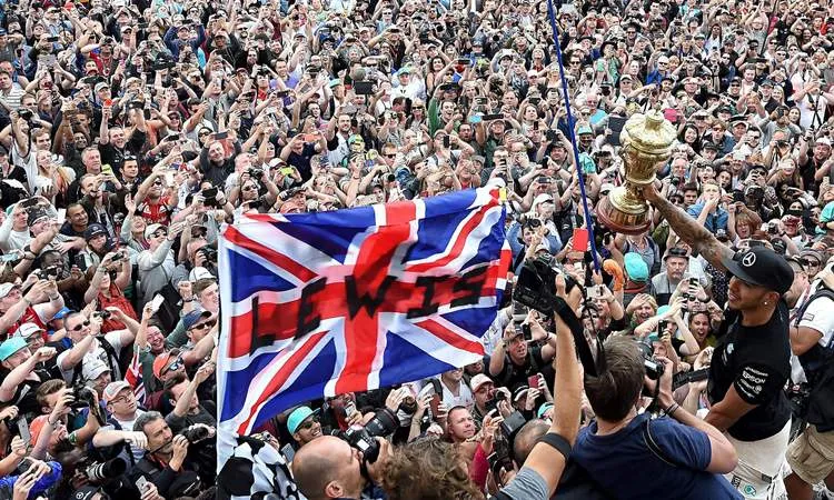 lewis hamilton celebrates 009