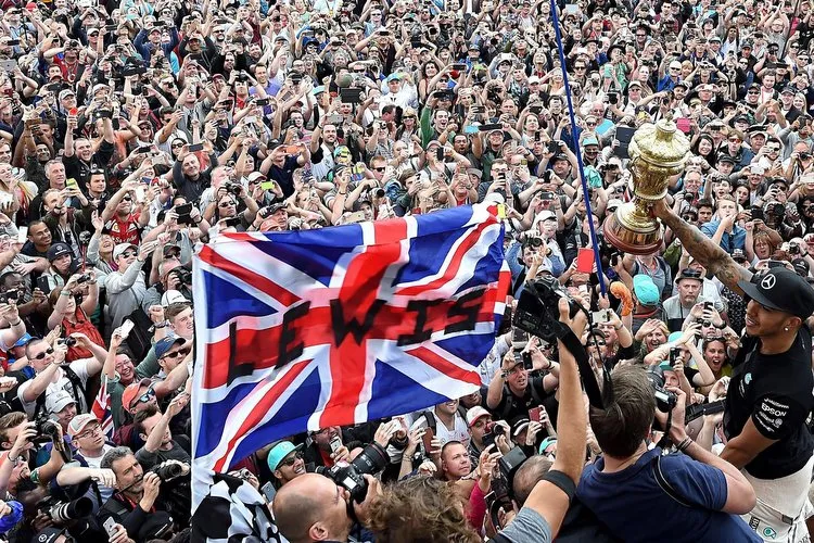 lewis hamilton celebrates 009