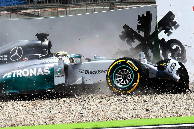 lewis hamilton crash