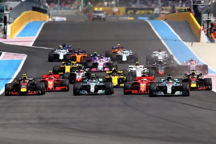 lewis hamilton f1 field first corner paul ricard