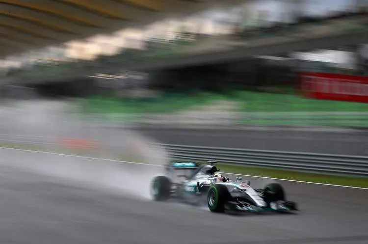 lewis hamilton f1 grand prix malaysia qualifying d6cs rjev vx