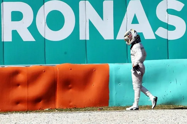 lewis hamilton mercedes dnf malaysia