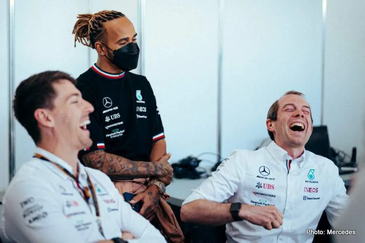 lewis hamilton mercedes engineers