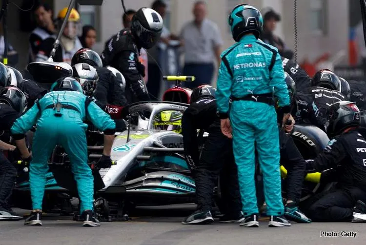 lewis hamilton mercedes w13 mexico pitstop