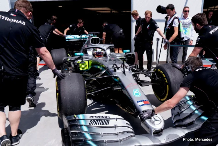lewis hamilton pushed back into garage pa
