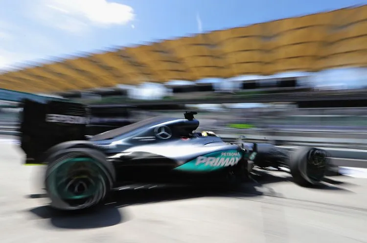 lewishamiltonf1grandprixmalaysiapracticejyb4vzqkqnfx