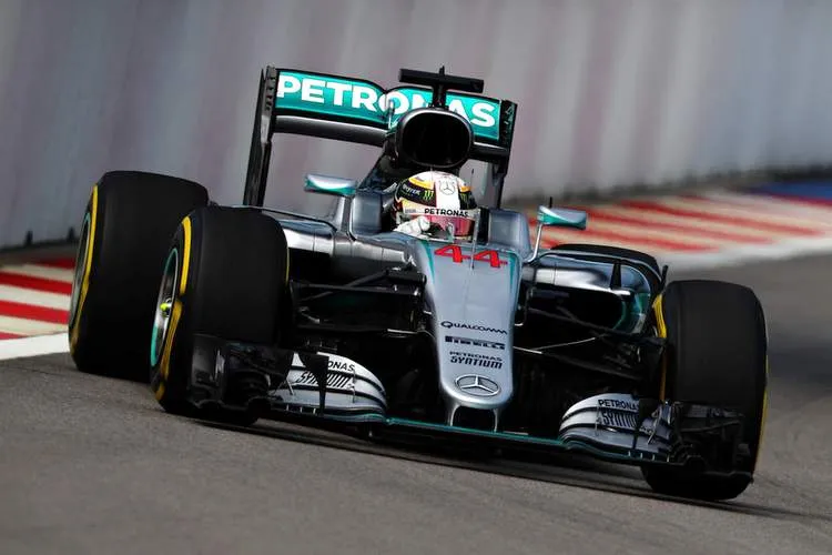lewishamiltonf1grandprixrussiapracticedc3pevmgunxx