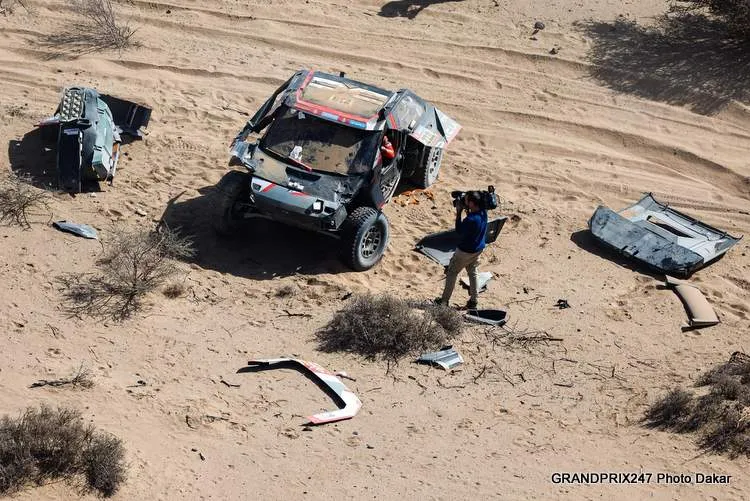 loeb dakar crash 2025