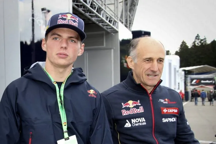 max verstappen junto al team p 54413904568 54115221152 960 640