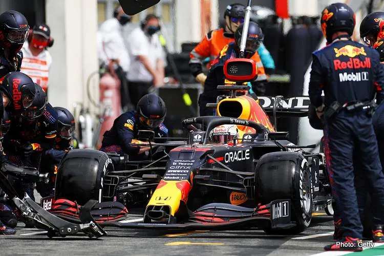 max verstappen red bull racing pitstop