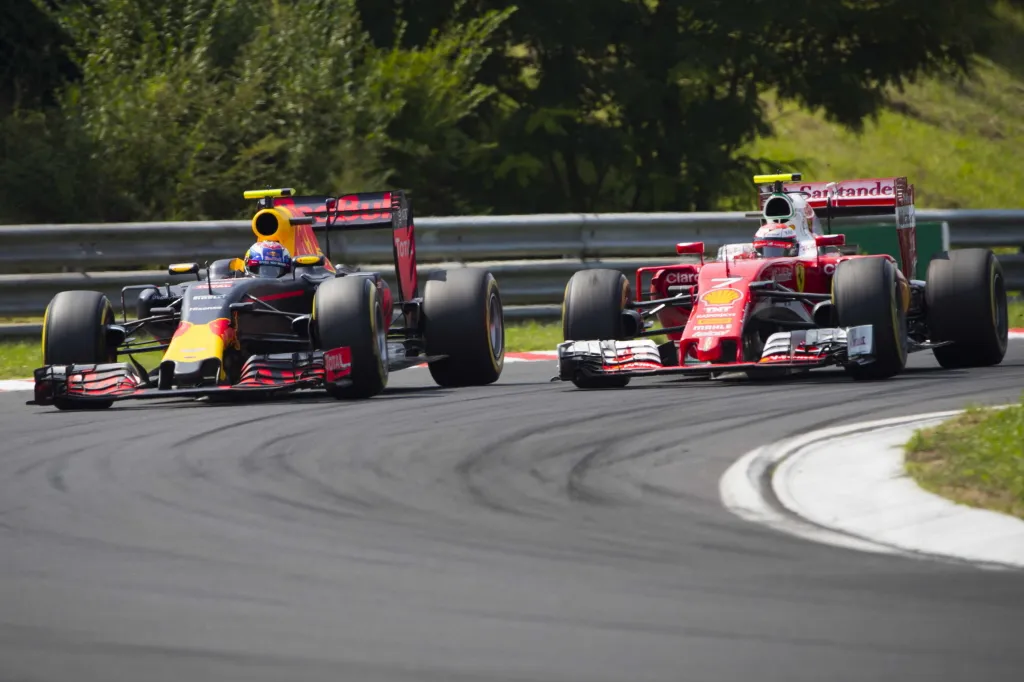 maxverstappenenkimiraikkonenzatenelkaarconstantopdehielen 001