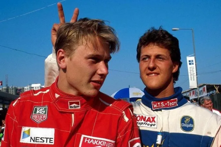 michael schumacher vs mika hkkinen at macau 1990