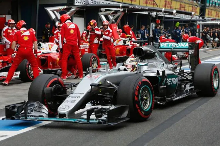 new f1 qualifying melbourne pits hamilton vettel