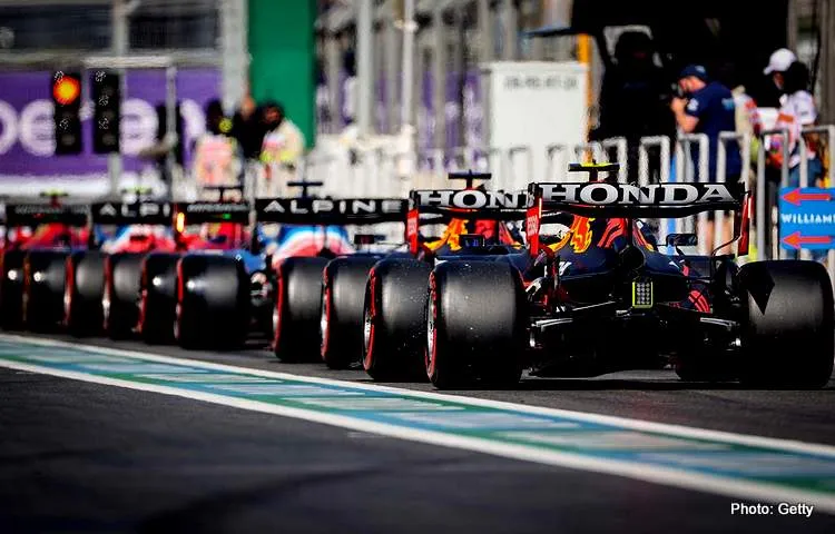 red bull rear wing grid pitlane queue