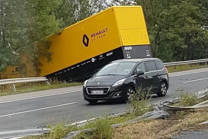 renault truck crash highway photo