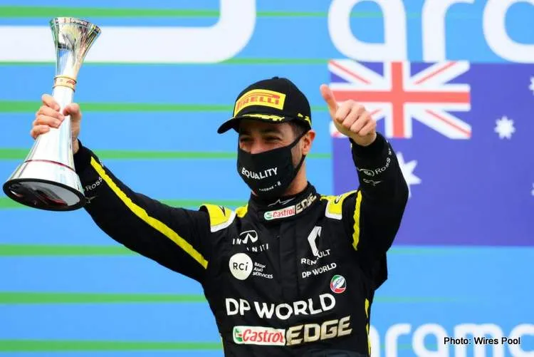 ricciardo podium renault