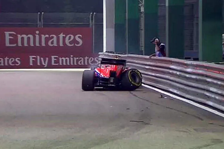 rossi singapore crash accdent wall