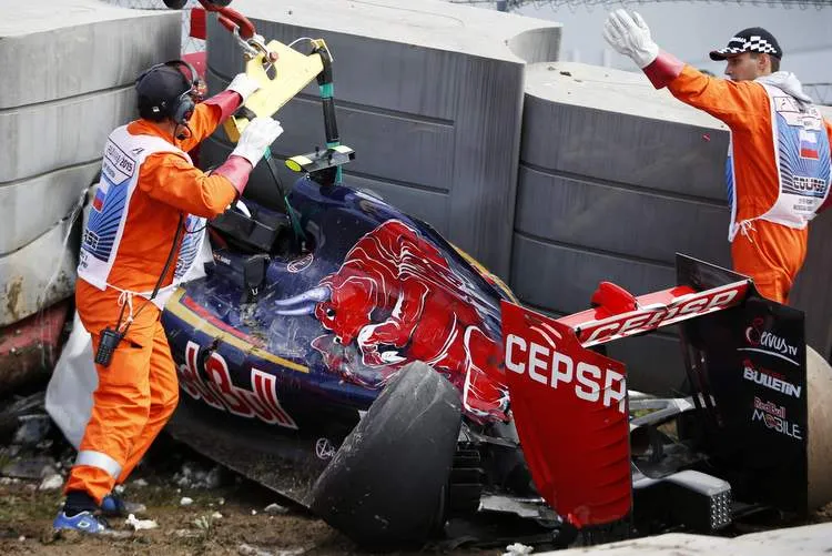 sainz crash sochi f1weekends
