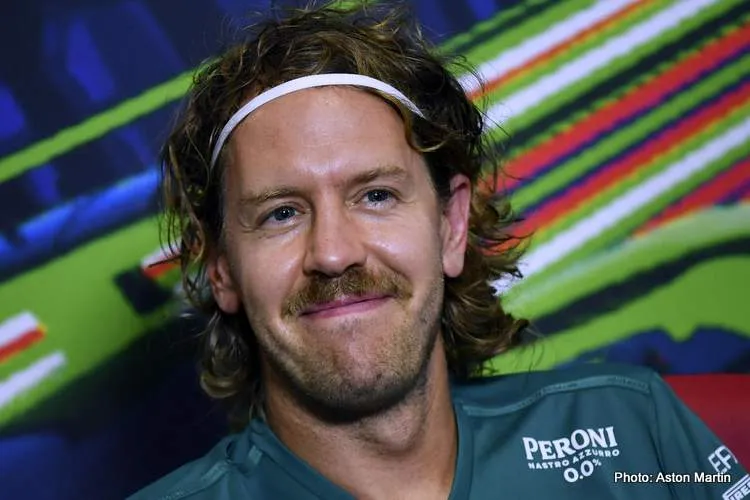 sebastian vettel praesentiert sich in neuem look