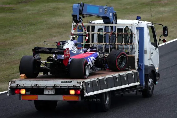 toro rosso carlos sainz crash
