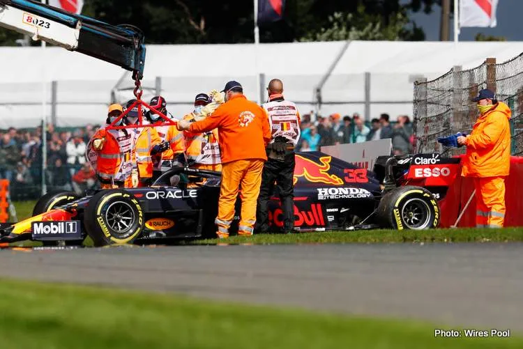 verstappen crash red bull spa