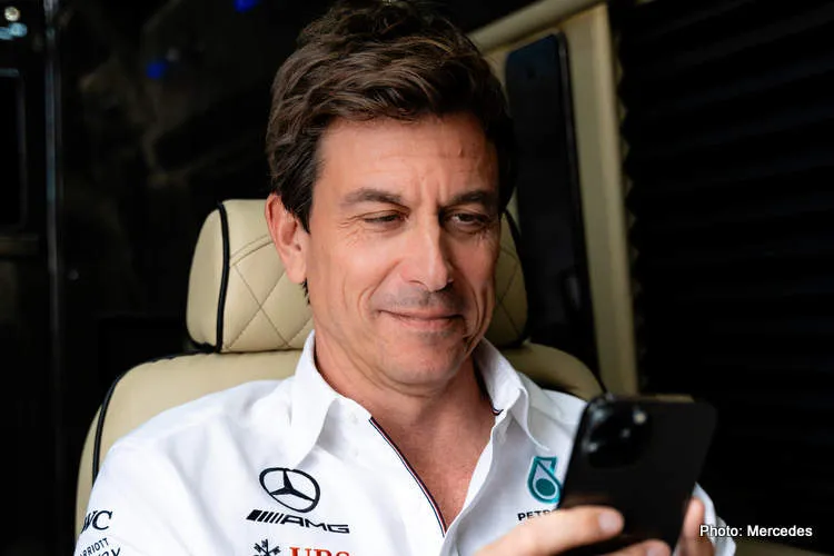 whatsapp x mercedes amg petronas f1 team 1