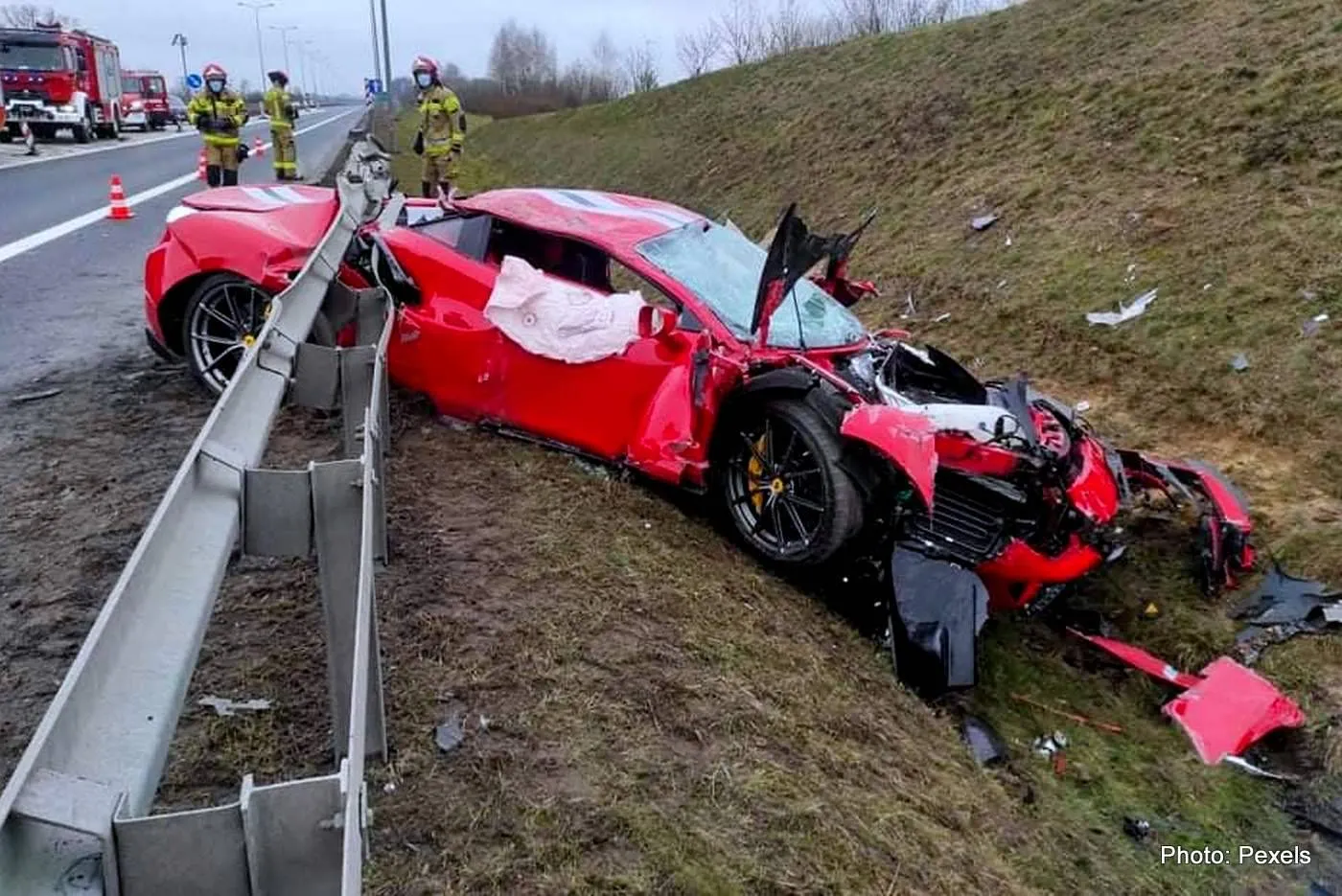 a-ferrari-488-pista-was-written-off-after-the-driver-lost-control-on-a-wet-road-181745_1