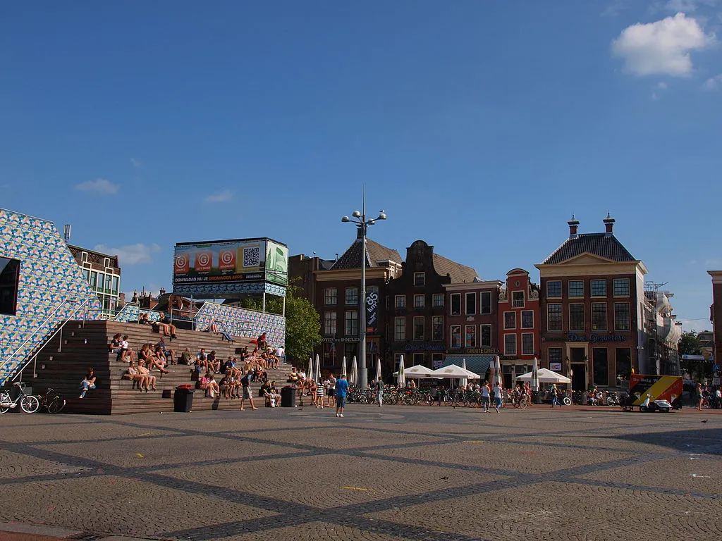 1024px drie gezusters groningen binnenstad centrum terras grote markt 2012 cc bysa 30 baykedevries