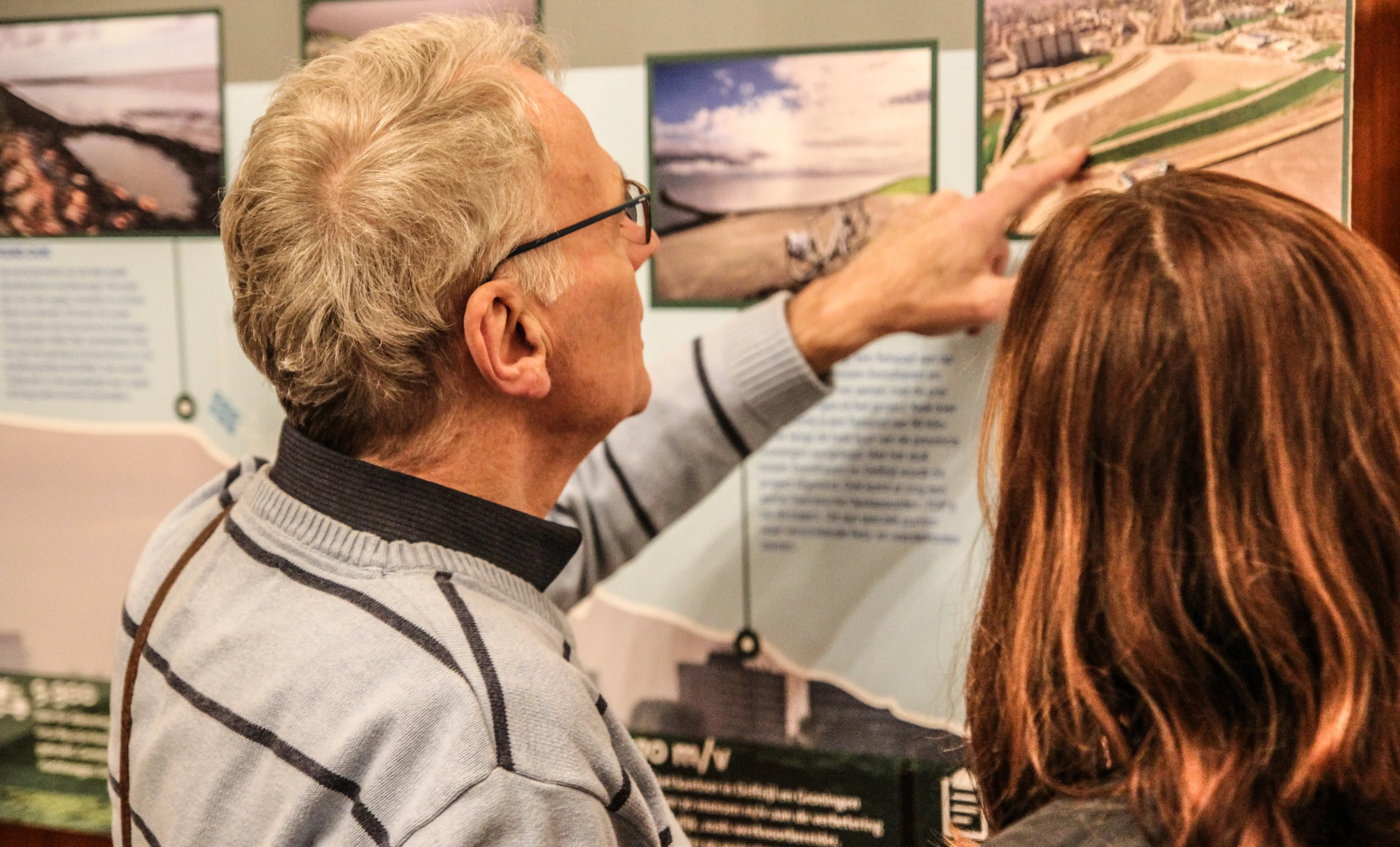 bezoeker in tentoonstelling antrude oudman e1520336205770