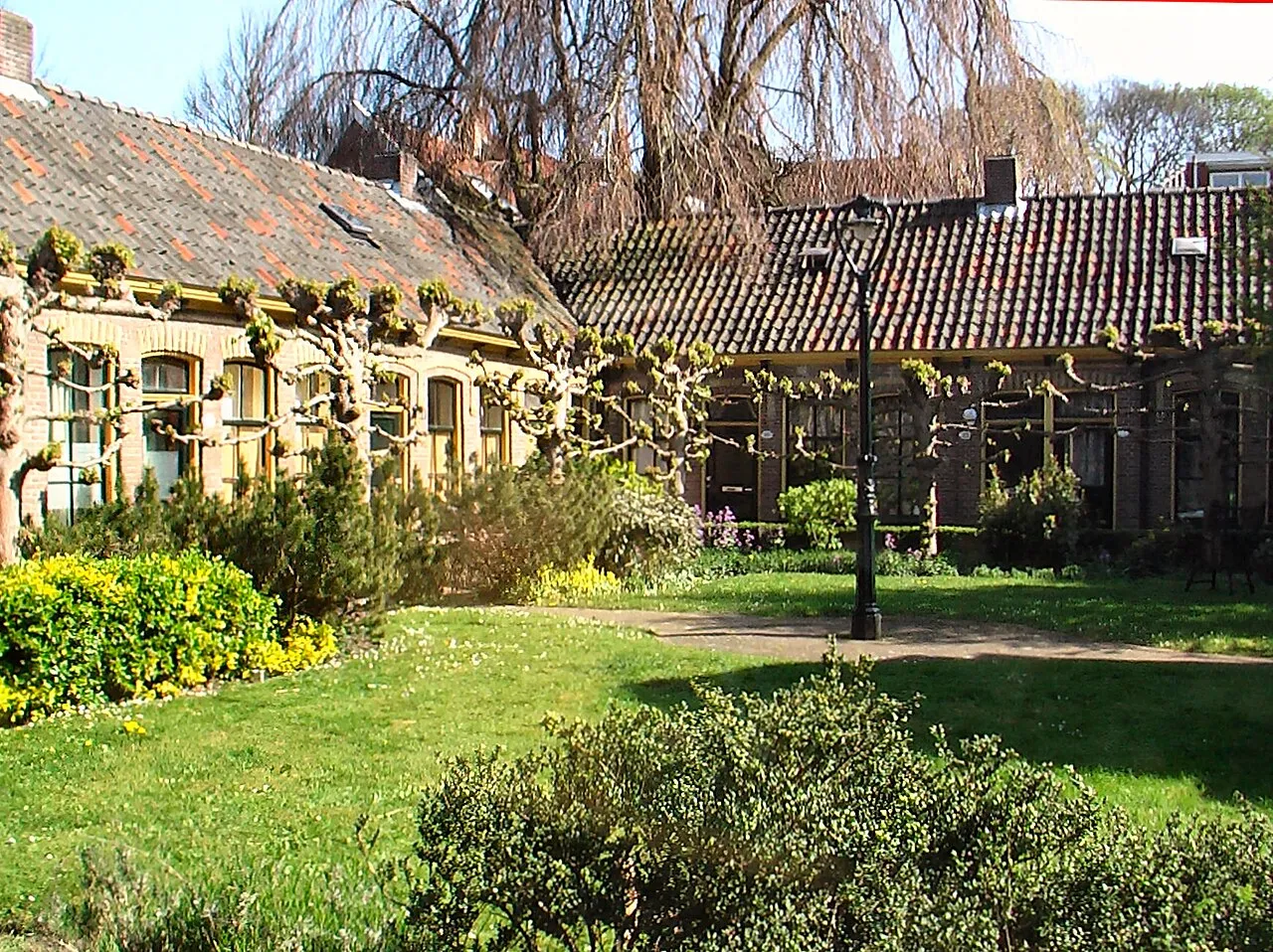 hofjestuin in groningen publiek domein lampje op wikipedia tuin van middengasthuis in groningen