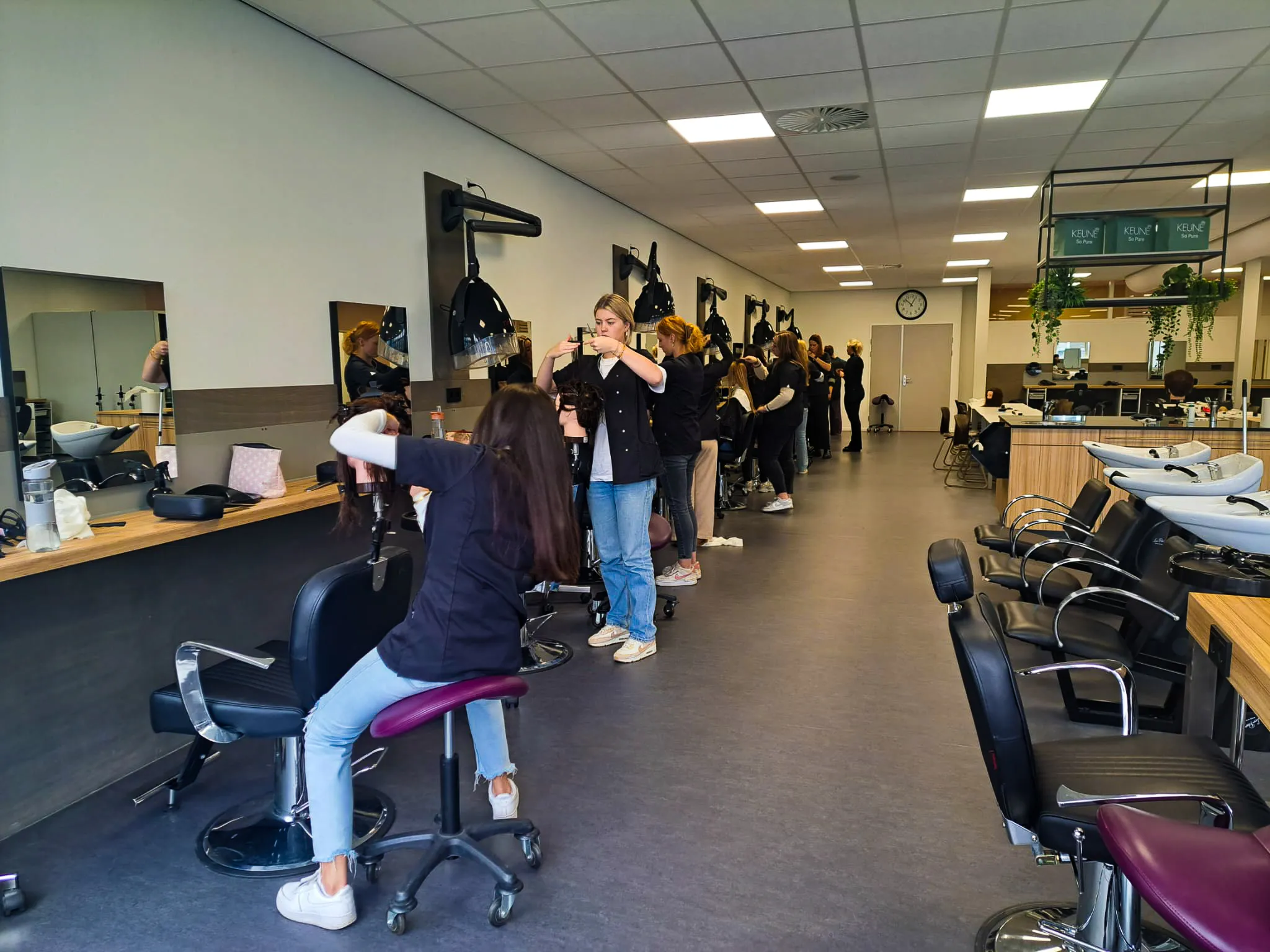 studenten alfa college in vernieuwde salon