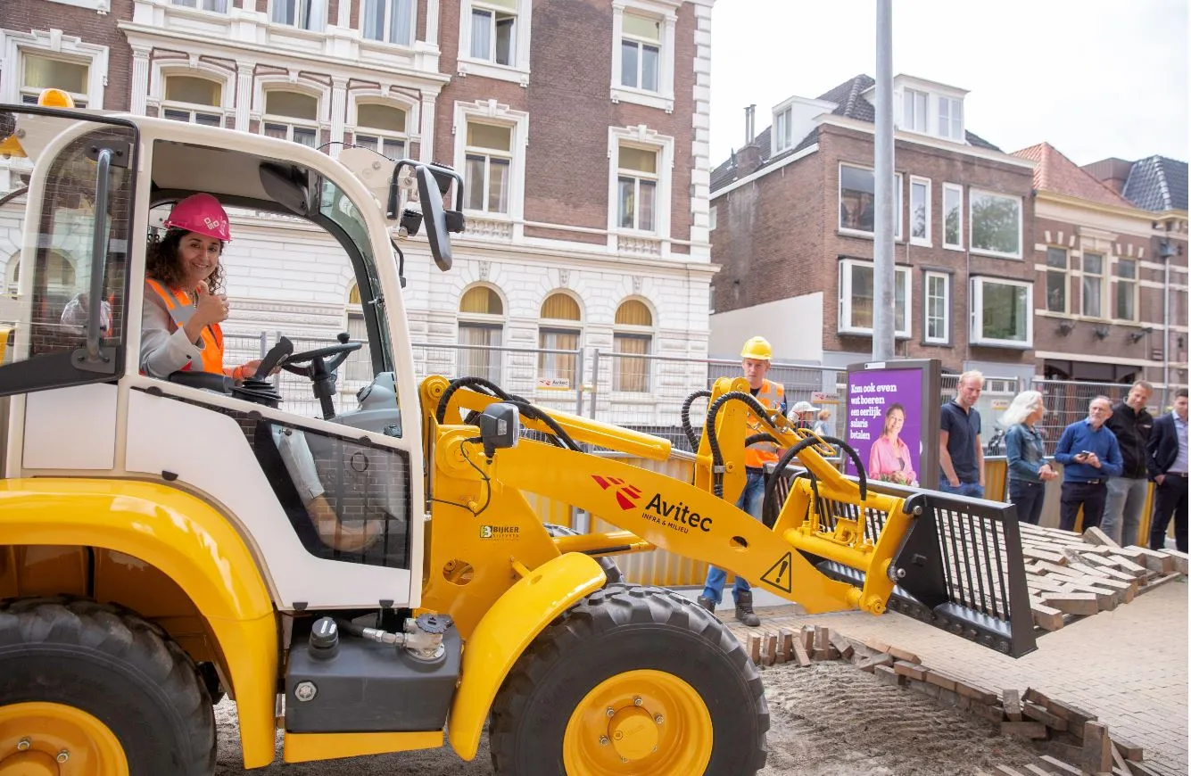 01 07 2019 starthandeling vervanging gele steentjes binnenstad weth chakor henk tammens 11