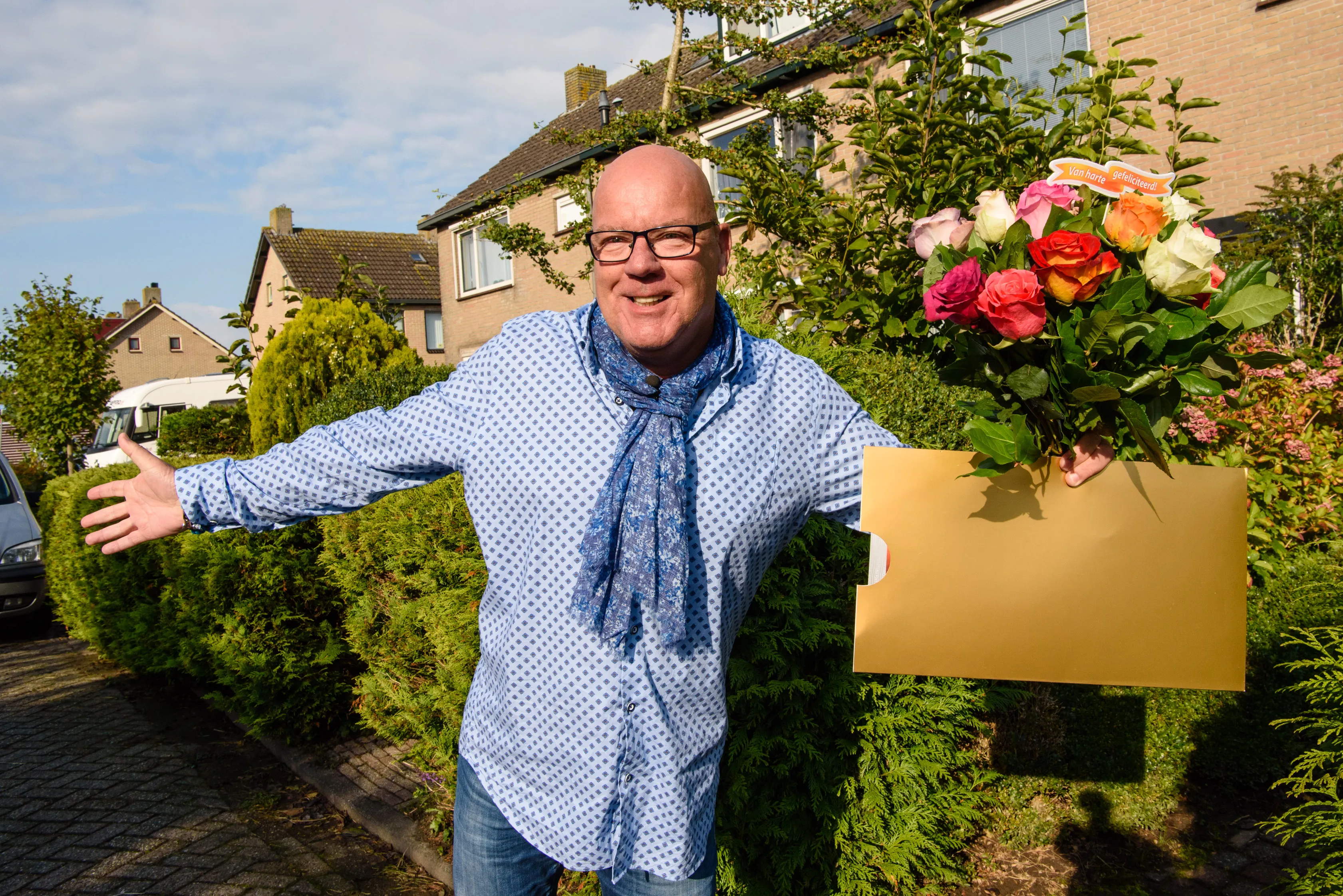 1 gaston met cheque en bloemen postcodeloterij