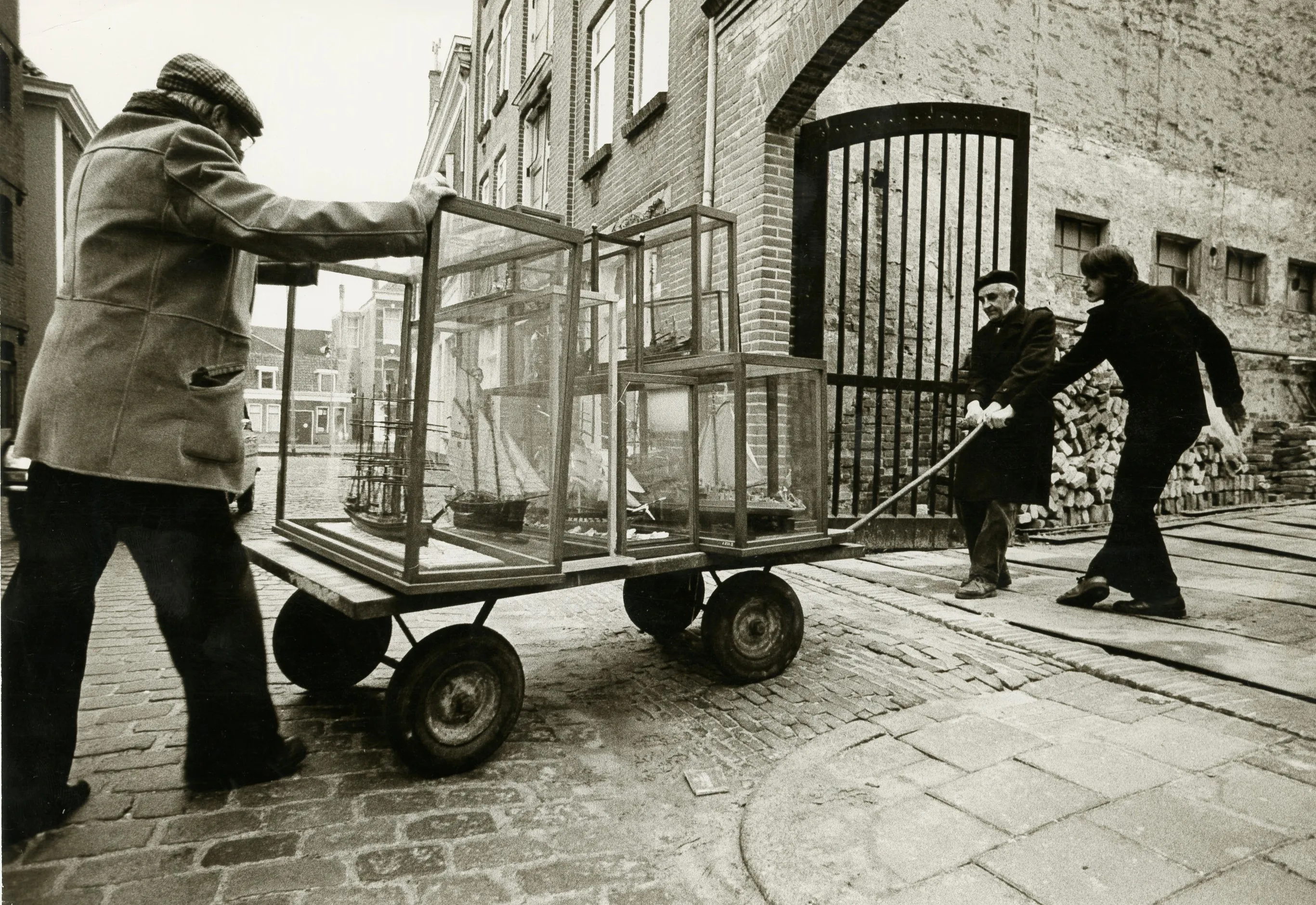 1 kar met scheepsmodellen verhuizing noordelijk scheepvaartmuseum in 1978 schuitemakersstraat foto fotobedrijf piet boonstra groninger archieven 2
