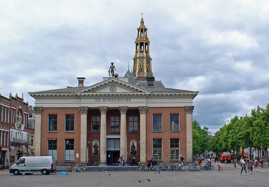 1024px der aa kerk met korenbeurs