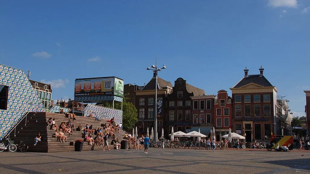 1024px drie gezusters groningen binnenstad centrum terras grote markt 2012 cc bysa 30 baykedevries e1538740009906